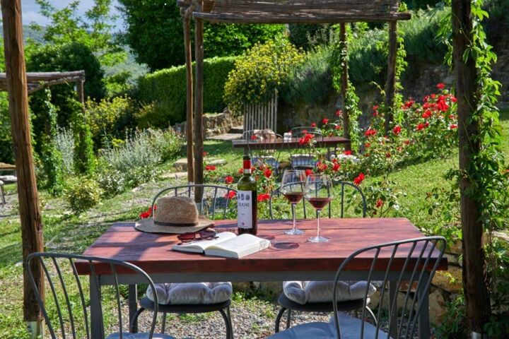 Toskana Weingut Sasso Storico im Chianti mit Pool und Panoramablick Ferienwohnung Grotta, Torre und Bellvista Außensitzplatz