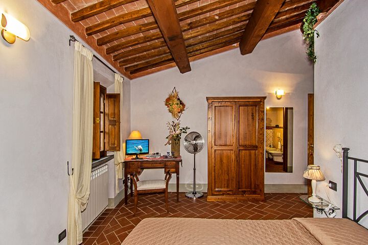 Doppelzimmer Nocciola im Toskana Weingut Valli Ferone mit Pool bei Pisa