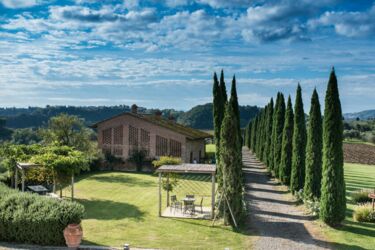 Toskana Edel-Weingut Poderenuovo Ferienwohnungen bei Volterra mit Pool Gartensitzplätze