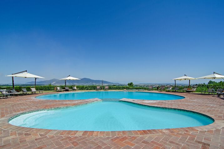 Doppelzimmer Nocciola im Toskana Weingut Valli Ferone mit Pool bei Pisa