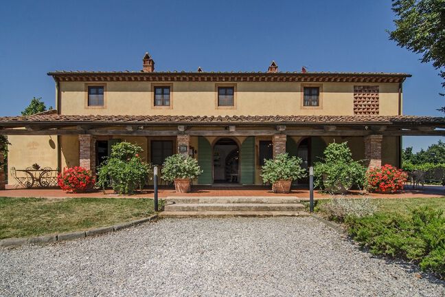 Doppelzimmer Nocciola im Toskana Weingut Valli Ferone mit Pool bei Pisa