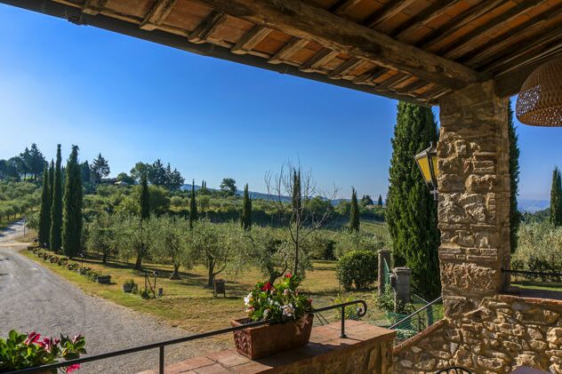 Toskana Weingut Sasso Storico im Chianti mit Pool und Panoramablick Ferienwohnung Portico Terrasse mit Aussicht