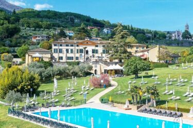 Hotel Villa Cariola mit Pool und Restaurant am Gardasee Ost-Seite Poolansicht