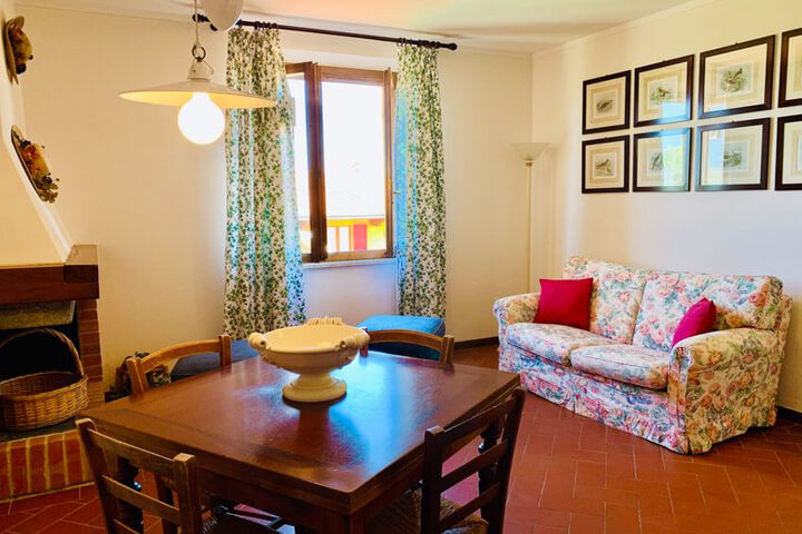 Toskana Ferienwohnung Trilocale Nr. 204 Agriturismo Valpiana in der Maremma am Meer mit Pool und Frühstück Wohnraum