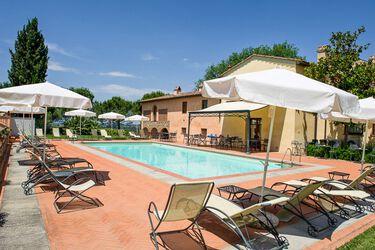 Tenuta Sticciano Agriturismo und Weingut mit Pool in der Toskana bei San Gimignano Pool 1