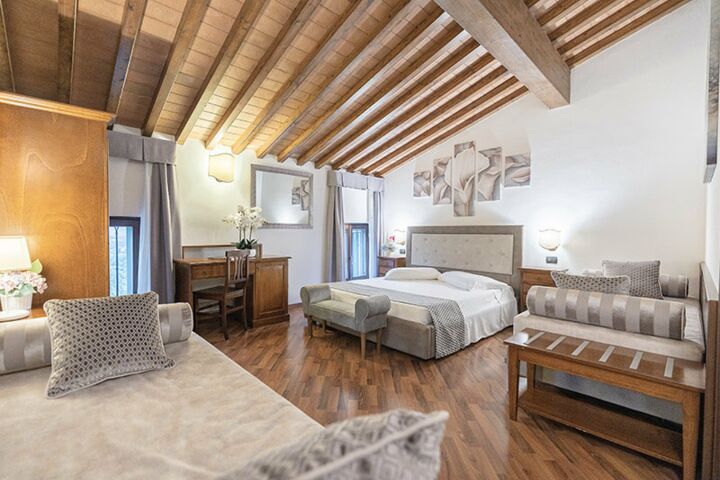 Hotel Villa Cariola mit Pool und Restaurant am Gardasee Ost-Seite Large