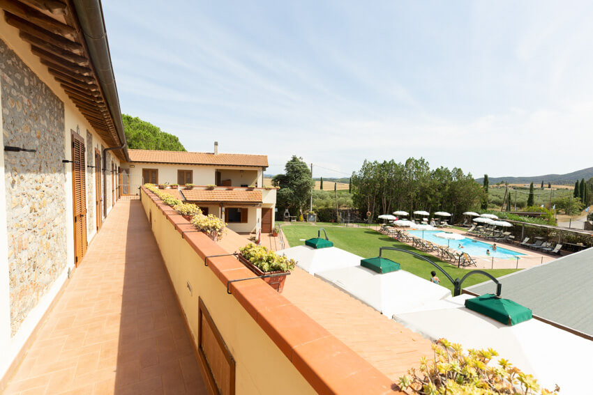 Agriturismo I Gemelli Ferienwohnung Leccino mit Tennisplatz und Pool am Meer der Maremma Poolblick