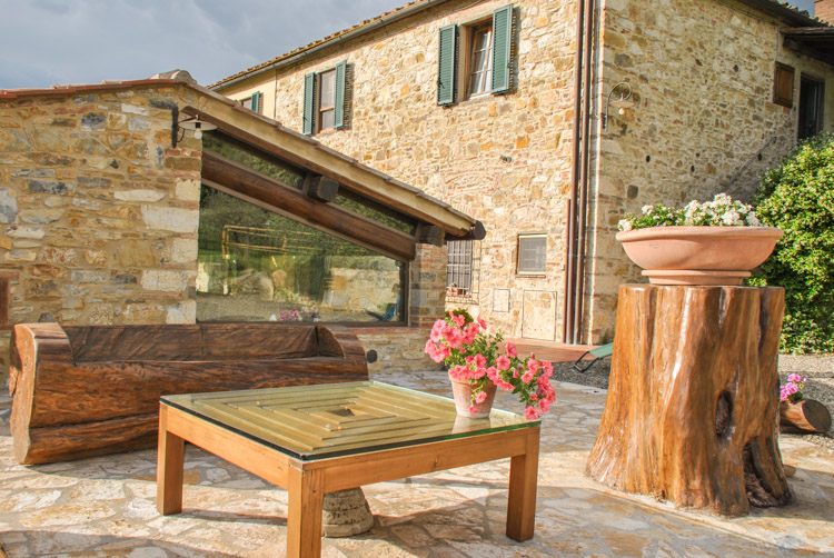 Toskana Agriturismo Weingut mit Pool im Chianti mit Ferienwohnungen und Ferienhaus Terrasse 1