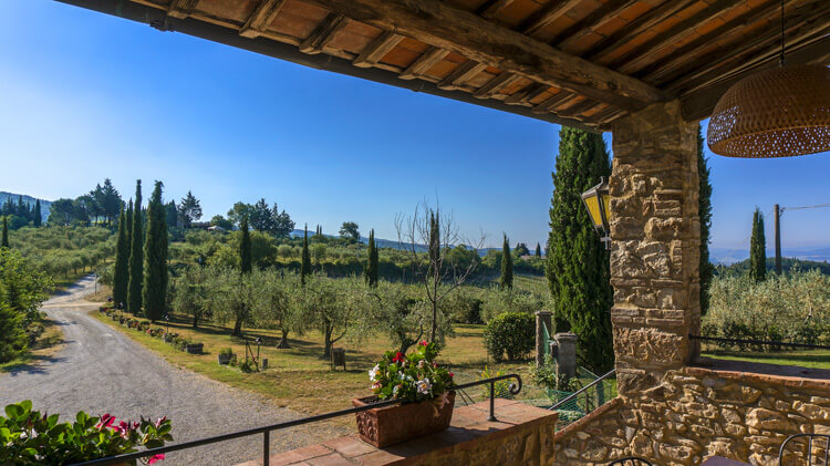 Toskana Weingut Sasso Storico im Chianti mit Pool und Panoramablick Ferienwohnung Portico Terrasse mit Aussicht