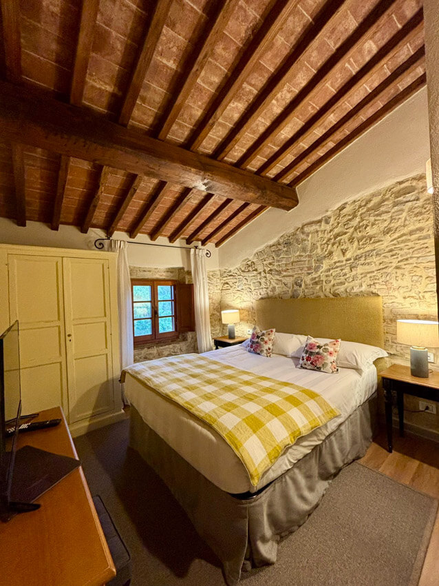 Borgo Doppelzimmer Classic Nr. 14B im Toskana Landgut Atmosfera mit Pool Bett