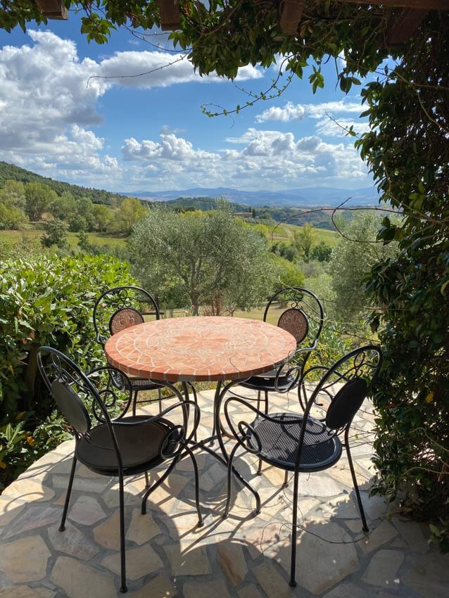 Toskana Agriturismo Relais di Paola mit Pool und Panoramablick zwischen Volterra und Meer Ferienwohnung Ciclamino Terrasse