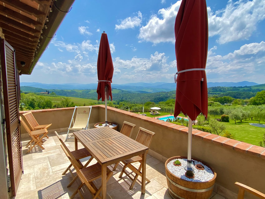 Toskana Agriturismo mit Pool und Panoramablick zwischen Volterra und Meer Ferienwohnung Gelsomino Terrasse
