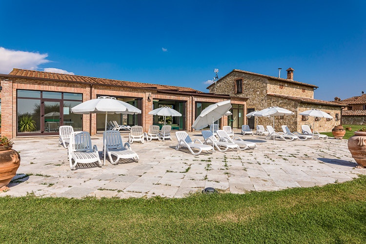 Toskana Ferienwohnung Arrotino Agriturismo Borgo Bacco überdachte Terrasse und Pool